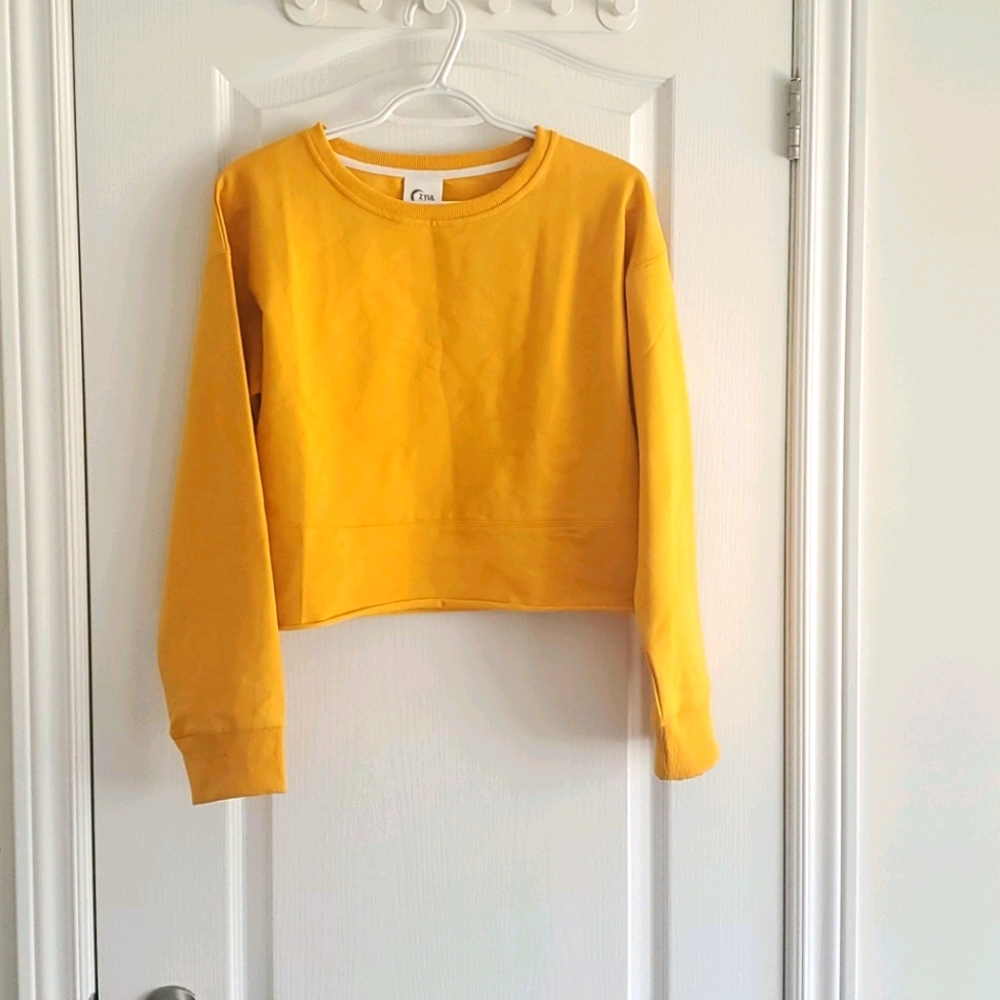 Zyia Cropped Sweatshirt